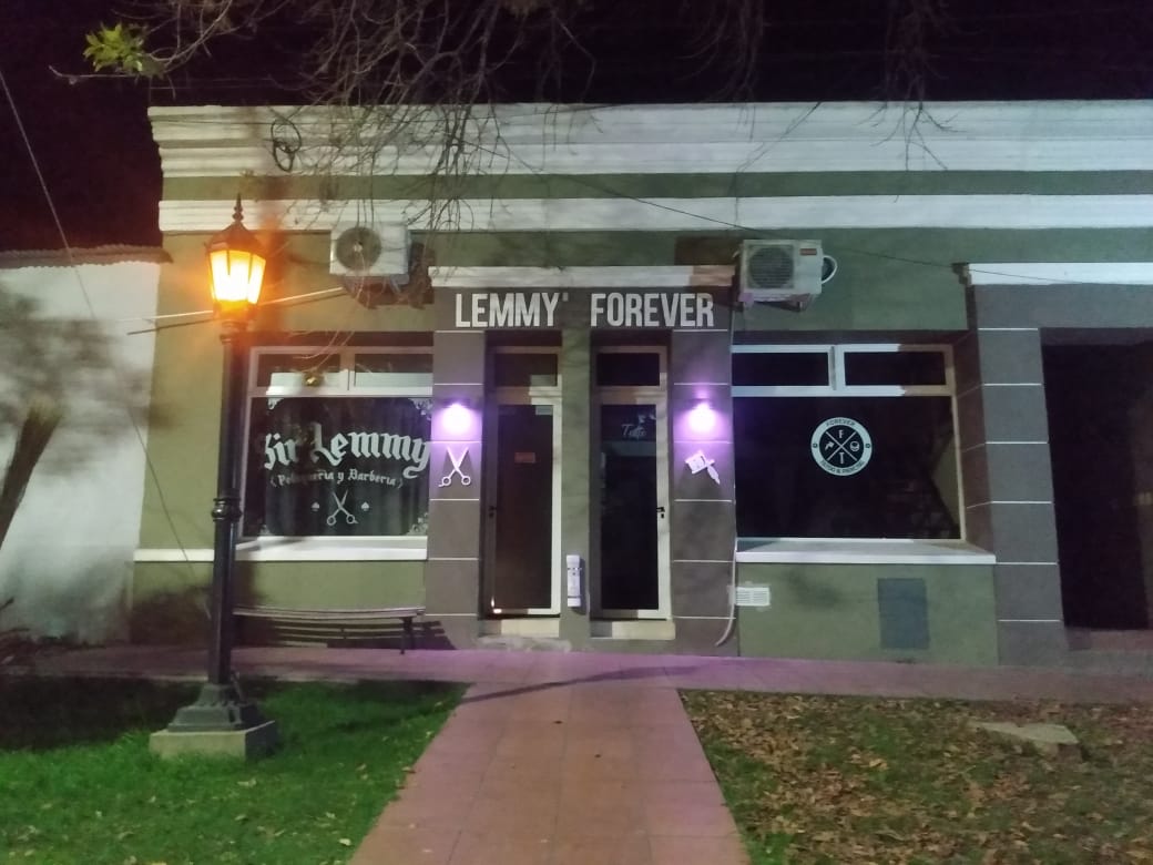 Fachada del estudio Forever Tattoo & Piercing en Crespo, Entre Ríos