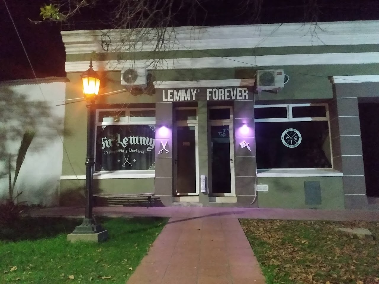 Entrada del estudio Forever Tattoo & Piercing